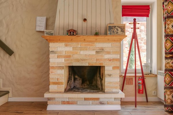 Comment la lumière naturelle peut-elle être maximisée dans une maison ?